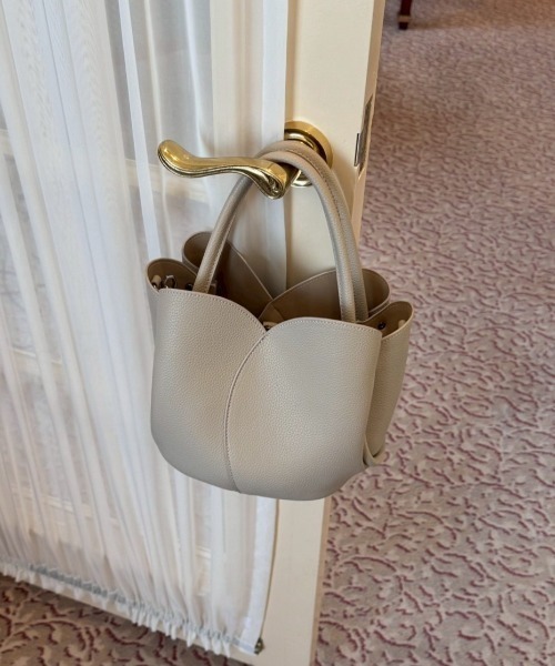 idem（イデム）の「tulip many ways bag／チューリップデザインバッグ（ショルダーバッグ・レディース・ブルー/ベージュ/ブラウン・FREE）」の13枚目の写真