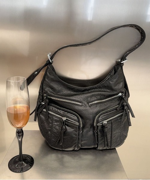 FINEnough(ファインナフ)の「シルバーファスナー使いビンテージ風ショルダーバッグ(ショルダーバッグ・レディース・ブラック/チャコールグレー/シルバー・FREE)」の4枚目の写真