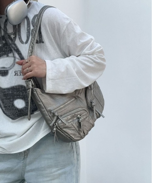 FINEnough(ファインナフ)の「シルバーファスナー使いビンテージ風ショルダーバッグ(ショルダーバッグ・レディース・ブラック/チャコールグレー/シルバー・FREE)」の10枚目の写真