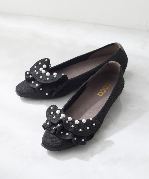 coca(ANDEX shoes product)(コカ)の「【SUSTINABLE】パール付きリボンニットフラットパンプス(パンプス・レディース・ブラック/ベージュ・LARGE/MEDIUM/SMALL)」の1枚目の写真