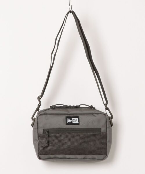 NEW ERA（ニューエラ）の「【NEW ERA/ニューエラ】SHOULDER POUCH L（ショルダーバッグ・メンズ・ブラック/ストーン/ブラック×ホワイト/オリーブ・FREE）」の3枚目の写真