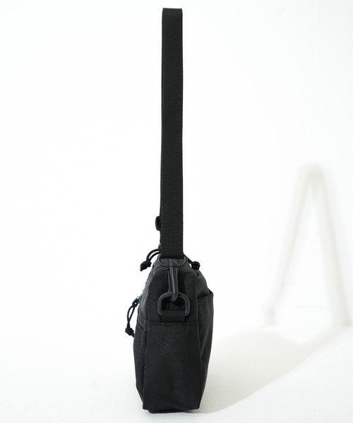 NEW ERA(ニューエラ)の「【NEW ERA/ニューエラ】SHOULDER POUCH L(ショルダーバッグ・メンズ・ブラック/ストーン/ブラック×ホワイト・FREE)」の5枚目の写真