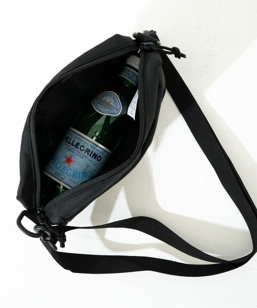 NEW ERA(ニューエラ)の「【NEW ERA/ニューエラ】SHOULDER POUCH L(ショルダーバッグ・メンズ・ブラック/ストーン/ブラック×ホワイト・FREE)」の7枚目の写真