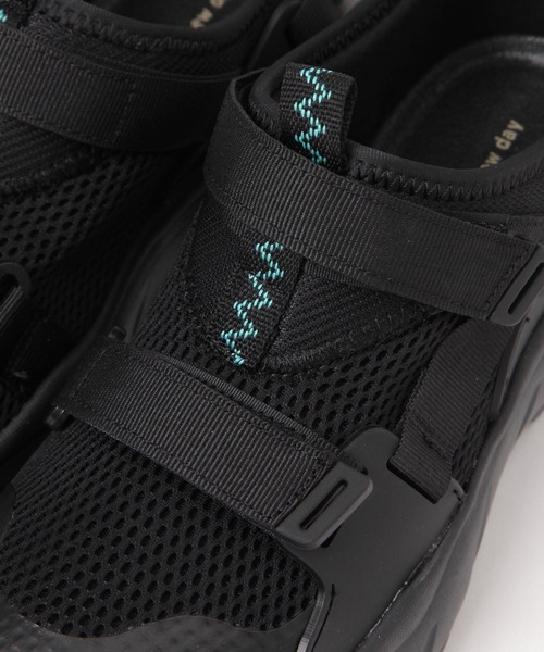 studio CLIP（スタディオクリップ）の「【消臭/抗菌防臭】メッシュベルクロスニーカー（スニーカー・レディース・ブラック/ホワイト・LARGE/MEDIUM）」の18枚目の写真