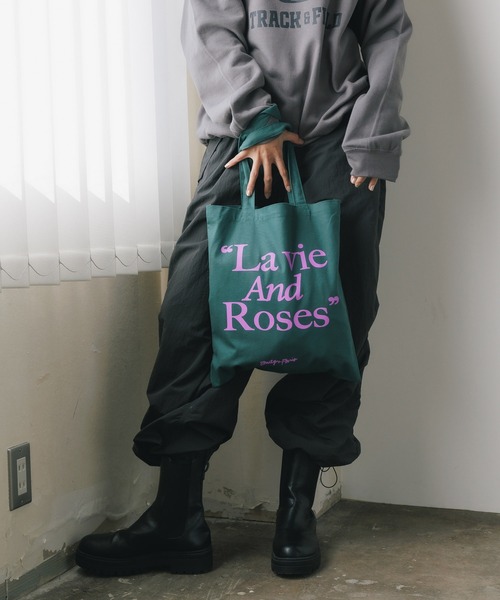 ROOPTOKYO(ループトウキョウ)の「EMILY IN PARIS × FUDGE / TOTE BAG 秋物 秋服 2026年秋冬(トートバッグ・レディース・ピンク系/ダークグリーン/アイボリー/ネイビー・FREE)」の7枚目の写真