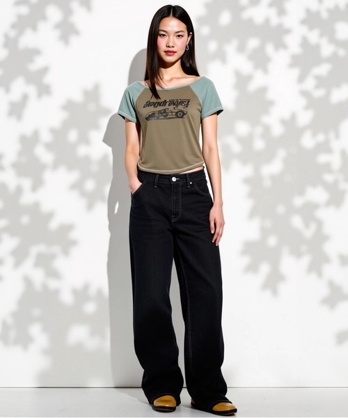 MAHAGRID(マハグリッド)の「『mahagrid/マハグリッド』 OFF SHOULDER RAGLAN TEE /オフショルダー ラグラン 半袖Tシャツ(Tシャツ/カットソー・レディース・カーキ/レッド・FREE)」の3枚目の写真