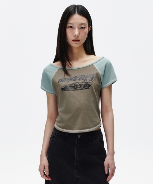 MAHAGRID(マハグリッド)の「『mahagrid/マハグリッド』 OFF SHOULDER RAGLAN TEE /オフショルダー ラグラン 半袖Tシャツ(Tシャツ/カットソー・レディース・カーキ/レッド・FREE)」の4枚目の写真