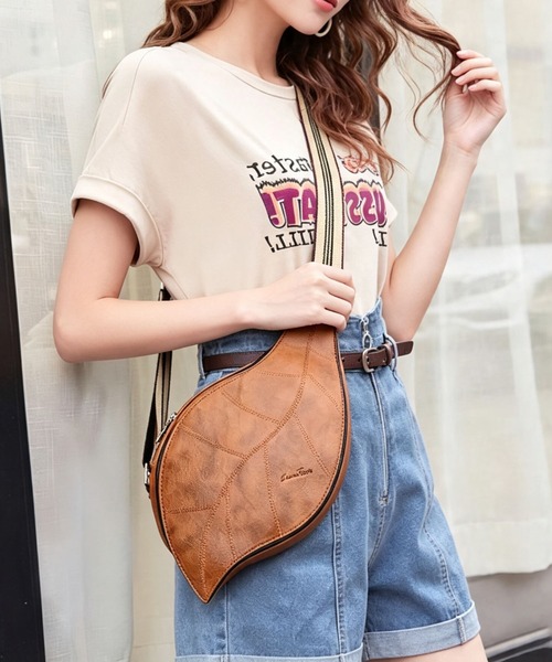 gossip!ロサンゼルス(ゴシップロサンゼルス)の「きゅんとするユニーク葉っぱ型!ストライプ調整紐レザー風クロスボディバッグ(ショルダーバッグ・レディース・ブラウン/ブラック・FREE)」の11枚目の写真