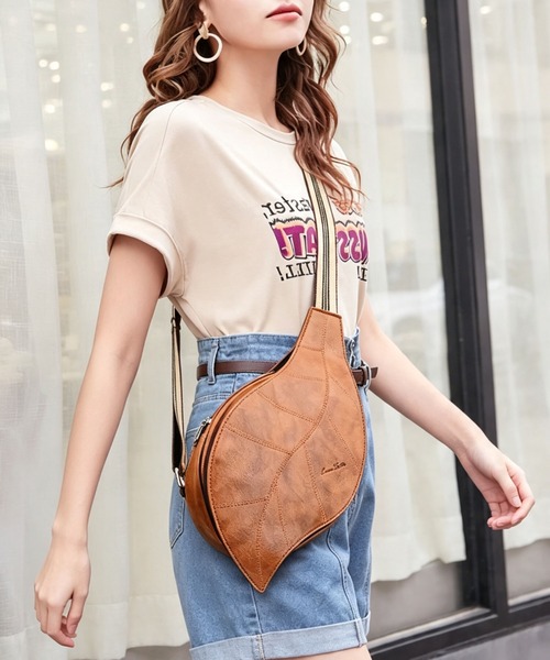 gossip!ロサンゼルス(ゴシップロサンゼルス)の「きゅんとするユニーク葉っぱ型!ストライプ調整紐レザー風クロスボディバッグ(ショルダーバッグ・レディース・ブラウン/ブラック・FREE)」の12枚目の写真