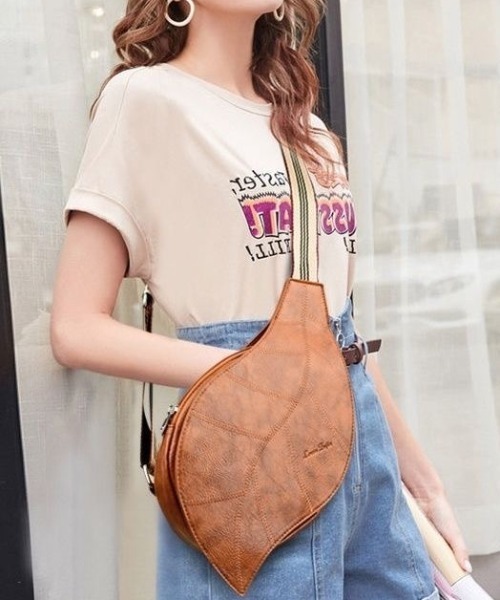 gossip!ロサンゼルス(ゴシップロサンゼルス)の「きゅんとするユニーク葉っぱ型!ストライプ調整紐レザー風クロスボディバッグ(ショルダーバッグ・レディース・ブラウン/ブラック・FREE)」の19枚目の写真