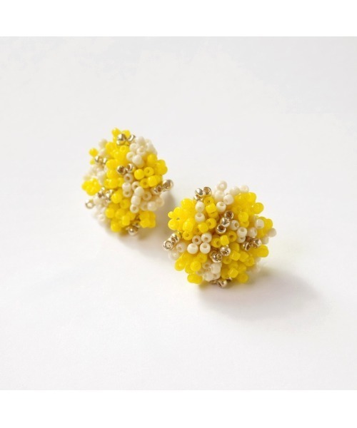 tone(トーン)の「【colore】】【金属アレルギー対応】ニュアンス柄 ビーズの大粒ピアス(MA)(ピアス(両耳用)・レディース・イエロー・FREE)」の1枚目の写真