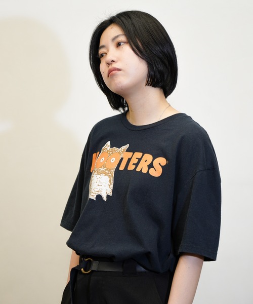 THRIFTY LOOK(スリフティールック)の「THRIFTY LOOK / スリフティールック THRIFTY "HOOTERS" LOGO TEE フーターズ 企業ロゴ 企業Tシャツ(Tシャツ/カットソー・メンズ・ホワイト/ブラック・X-LARGE/XX-LARGE/LARGE/MEDIUM)」の1枚目の写真