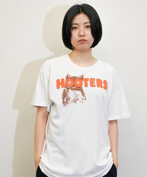 THRIFTY LOOK(スリフティールック)の「THRIFTY LOOK / スリフティールック THRIFTY "HOOTERS" LOGO TEE フーターズ 企業ロゴ 企業Tシャツ(Tシャツ/カットソー・メンズ・ホワイト/ブラック・X-LARGE/XX-LARGE/LARGE/MEDIUM)」の5枚目の写真