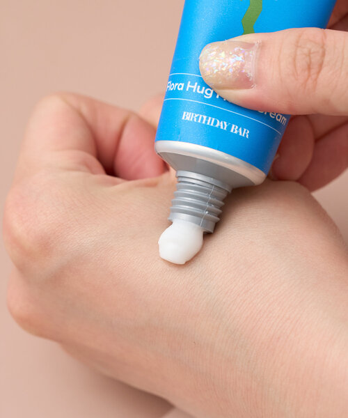 BIRTHDAY BAR（バースデイバー）の「Flora Hug Hand Cream（ハンドケア/ハンドクリーム・レディース・ピンク/ブルー・0）」の4枚目の写真