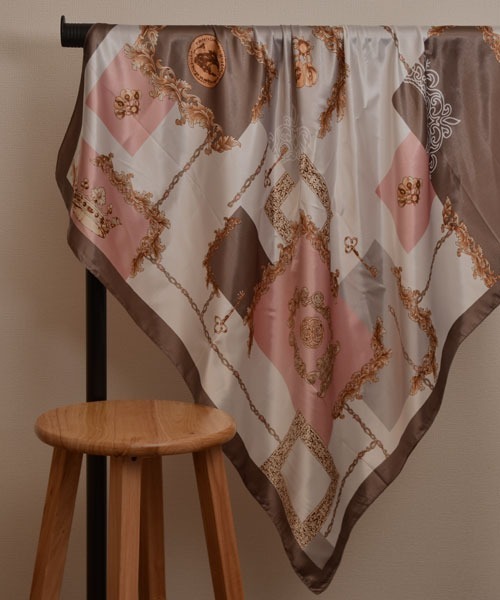 TONE SELECT GOODS（トーンセレクトグッズ）の「【resonance】クラシカルフラワーデザイン ニュアンスカラーシルクタッチ 大判スカーフ【マルチウェイ】（バンダナ/スカーフ・レディース・ブラウン系/ブラック系・FREE）」の2枚目の写真