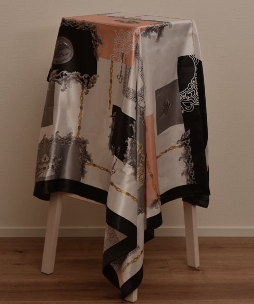 TONE SELECT GOODS（トーンセレクトグッズ）の「【resonance】クラシカルフラワーデザイン ニュアンスカラーシルクタッチ 大判スカーフ【マルチウェイ】（バンダナ/スカーフ・レディース・ブラウン系/ブラック系・FREE）」の3枚目の写真