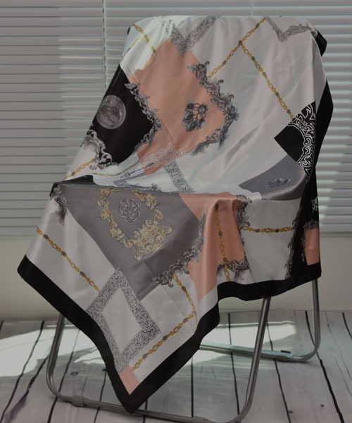 TONE SELECT GOODS（トーンセレクトグッズ）の「【resonance】クラシカルフラワーデザイン ニュアンスカラーシルクタッチ 大判スカーフ【マルチウェイ】（バンダナ/スカーフ・レディース・ブラウン系/ブラック系・FREE）」の4枚目の写真