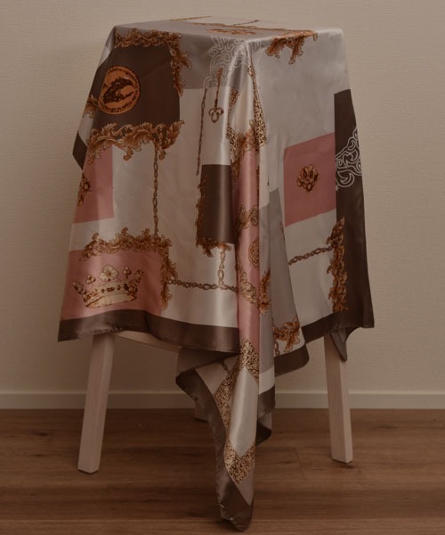 TONE SELECT GOODS（トーンセレクトグッズ）の「【resonance】クラシカルフラワーデザイン ニュアンスカラーシルクタッチ 大判スカーフ【マルチウェイ】（バンダナ/スカーフ・レディース・ブラウン系/ブラック系・FREE）」の5枚目の写真