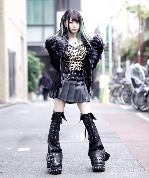 REFLEM/レフレム』PUレザーフレアレッグカバー（レッグウォーマー