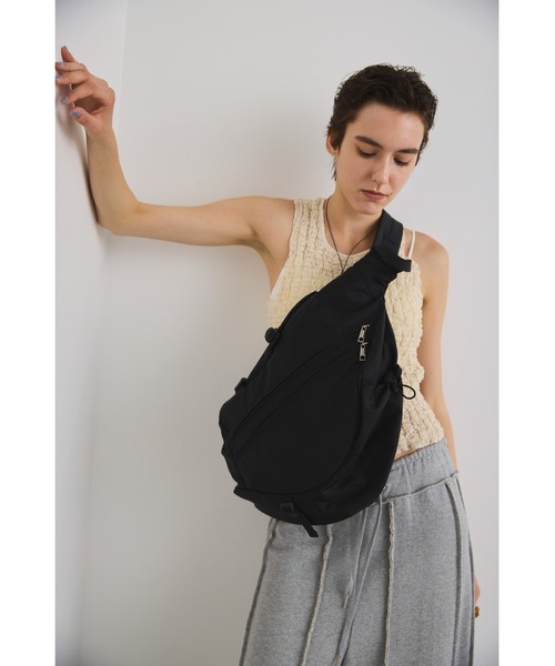 un/neu(アンノイ)の「撥水マルチアウトポケットムーンボディバッグ / ワンショルダーボディバッグ / ドリンクホルダー付き(ボディバッグ/ウエストポーチ・レディース・ネイビー/ベージュ/ブラック・FREE)」の19枚目の写真