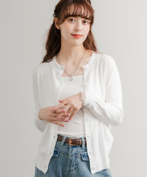 Rocky Monroe(ロッキーモンロー)の「ライトクルーネック長袖ニットカーディガン(カーディガン/ボレロ・レディース・アイボリー/ベージュ/キャメル/ホワイト/サックスブルー/グレー/ブラウン/ブラック/グリーン/オレンジ/ピンク・FREE)」の2枚目の写真