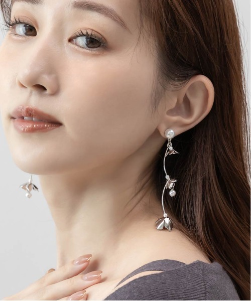 RANDA(ランダ)の「スウィングフラワーピアス(ピアス(両耳用)・レディース・シルバー/ゴールド・FREE)」の4枚目の写真