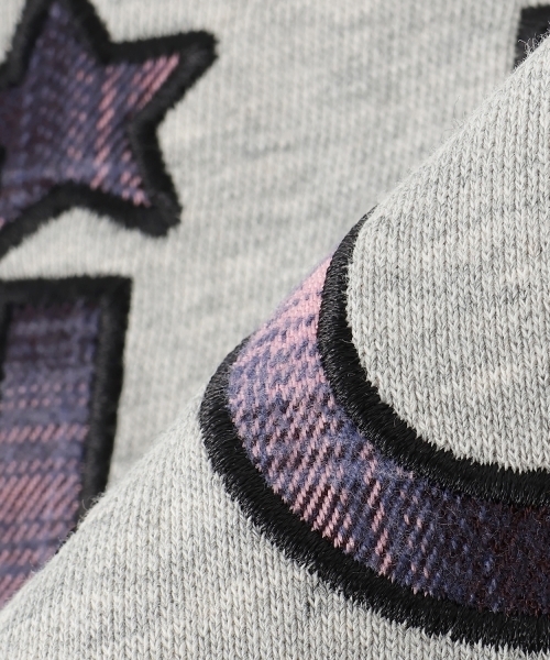 X-girl Stages（エックスガールステージス）の「チェックパッチロゴトレーナー（スウェット・キッズ・オフホワイト/トップグレー/ブラック・140cm/110cm/120cm/100cm/130cm/80ｃｍ/90cm）」の10枚目の写真