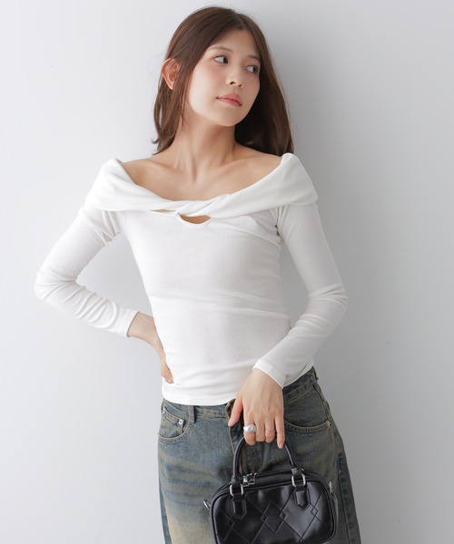 NANAHACHI(ナナハチ)の「ツイストデザインオフショルダートップス(Tシャツ/カットソー・レディース・グレイッシュベージュ/ホワイト/ブラック・FREE)」の4枚目の写真
