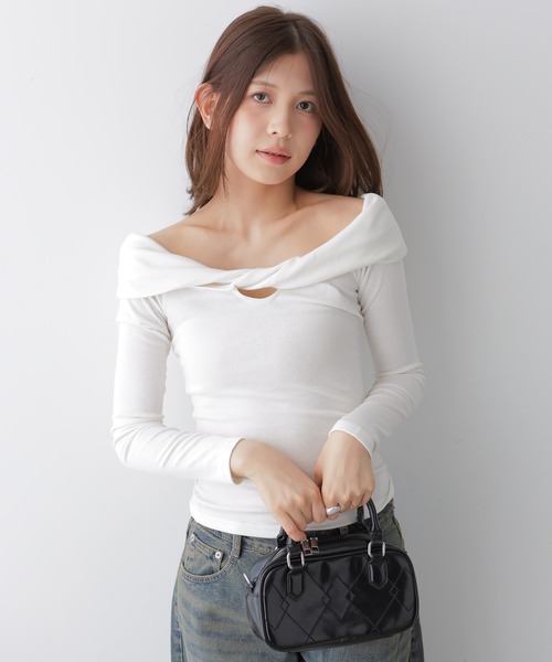 NANAHACHI(ナナハチ)の「ツイストデザインオフショルダートップス(Tシャツ/カットソー・レディース・グレイッシュベージュ/ホワイト/ブラック・FREE)」の5枚目の写真