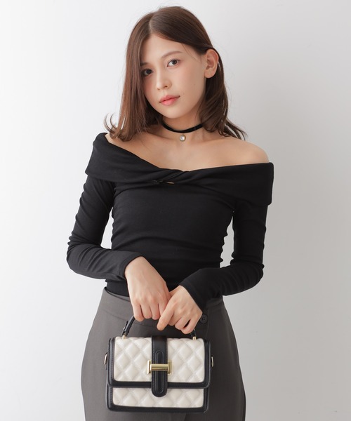 NANAHACHI(ナナハチ)の「ツイストデザインオフショルダートップス(Tシャツ/カットソー・レディース・グレイッシュベージュ/ホワイト/ブラック・FREE)」の7枚目の写真