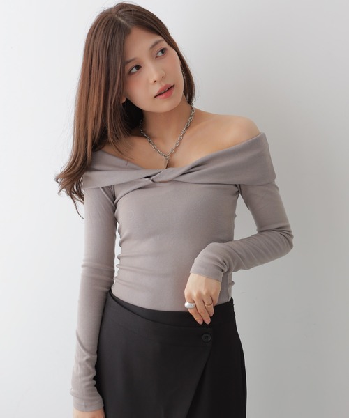 NANAHACHI(ナナハチ)の「ツイストデザインオフショルダートップス(Tシャツ/カットソー・レディース・グレイッシュベージュ/ホワイト/ブラック・FREE)」の10枚目の写真