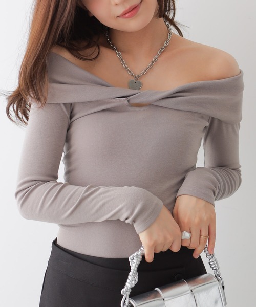 NANAHACHI(ナナハチ)の「ツイストデザインオフショルダートップス(Tシャツ/カットソー・レディース・グレイッシュベージュ/ホワイト/ブラック・FREE)」の12枚目の写真