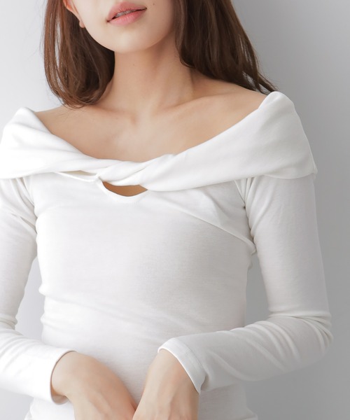 NANAHACHI(ナナハチ)の「ツイストデザインオフショルダートップス(Tシャツ/カットソー・レディース・グレイッシュベージュ/ホワイト/ブラック・FREE)」の13枚目の写真
