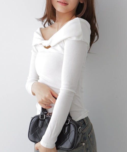 NANAHACHI(ナナハチ)の「ツイストデザインオフショルダートップス(Tシャツ/カットソー・レディース・グレイッシュベージュ/ホワイト/ブラック・FREE)」の14枚目の写真