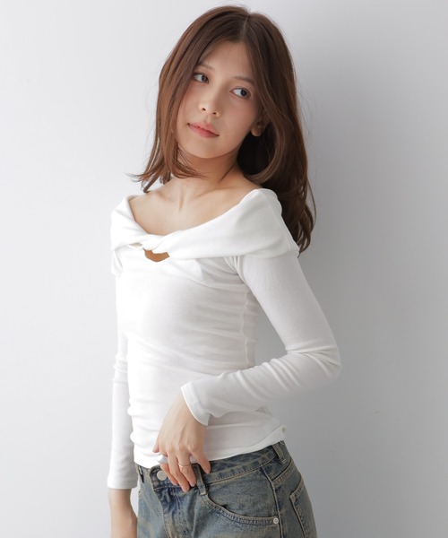 NANAHACHI(ナナハチ)の「ツイストデザインオフショルダートップス(Tシャツ/カットソー・レディース・グレイッシュベージュ/ホワイト/ブラック・FREE)」の16枚目の写真