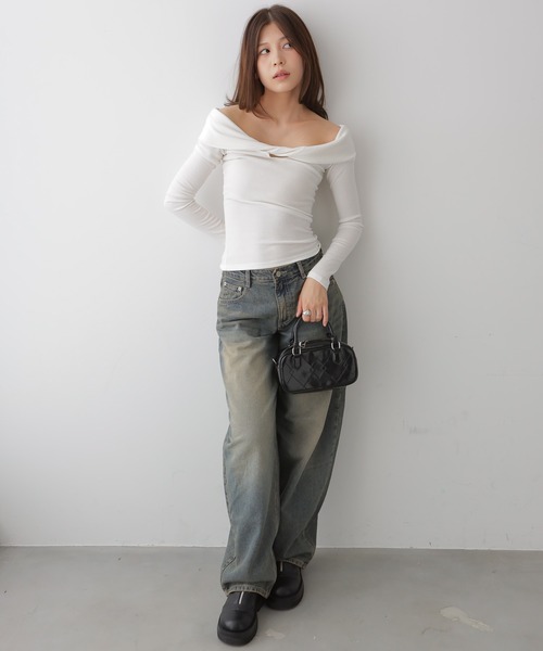 NANAHACHI(ナナハチ)の「ツイストデザインオフショルダートップス(Tシャツ/カットソー・レディース・グレイッシュベージュ/ホワイト/ブラック・FREE)」の17枚目の写真