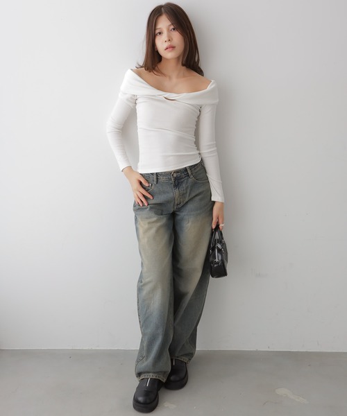 NANAHACHI(ナナハチ)の「ツイストデザインオフショルダートップス(Tシャツ/カットソー・レディース・グレイッシュベージュ/ホワイト/ブラック・FREE)」の18枚目の写真