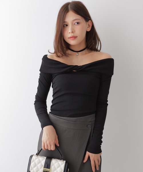 NANAHACHI(ナナハチ)の「ツイストデザインオフショルダートップス(Tシャツ/カットソー・レディース・グレイッシュベージュ/ホワイト/ブラック・FREE)」の19枚目の写真
