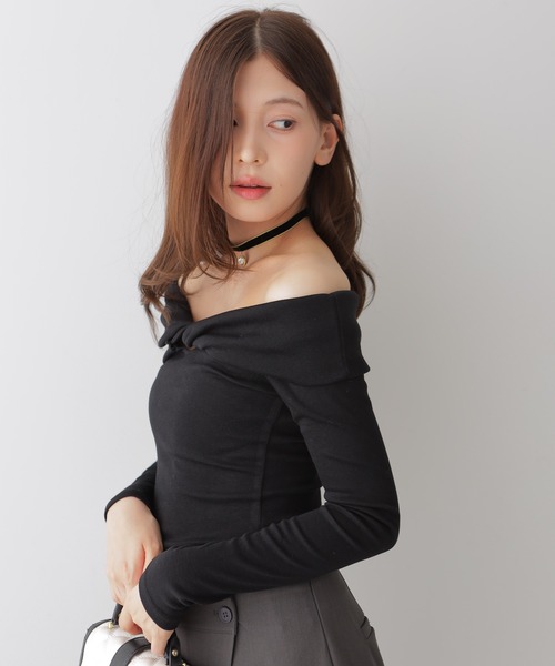 NANAHACHI(ナナハチ)の「ツイストデザインオフショルダートップス(Tシャツ/カットソー・レディース・グレイッシュベージュ/ホワイト/ブラック・FREE)」の21枚目の写真