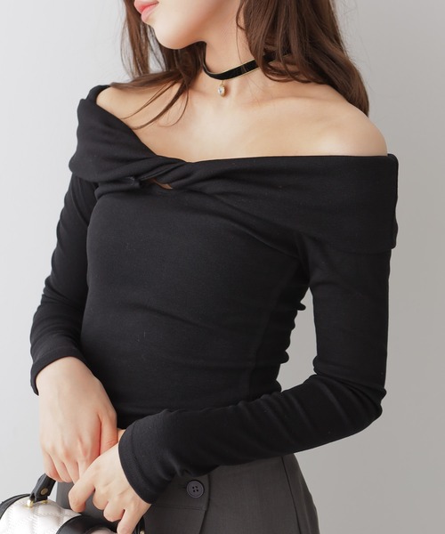 NANAHACHI(ナナハチ)の「ツイストデザインオフショルダートップス(Tシャツ/カットソー・レディース・グレイッシュベージュ/ホワイト/ブラック・FREE)」の22枚目の写真
