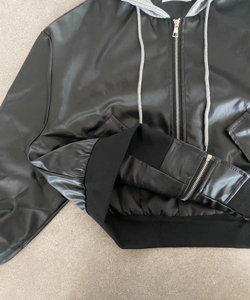 lilful(リルフル)の「フード付き PUショート丈ジップパーカー ジャケット(ブルゾン・レディース・ブラック・M/S)」の11枚目の写真