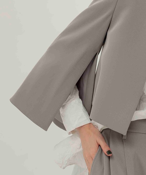 DRESSLAVE(ドレスレイブ)の「slit sleeve cape jacket(スリットスリーブケープジャケット)(ノーカラージャケット・レディース・グレー/ブラック・38)」の7枚目の写真