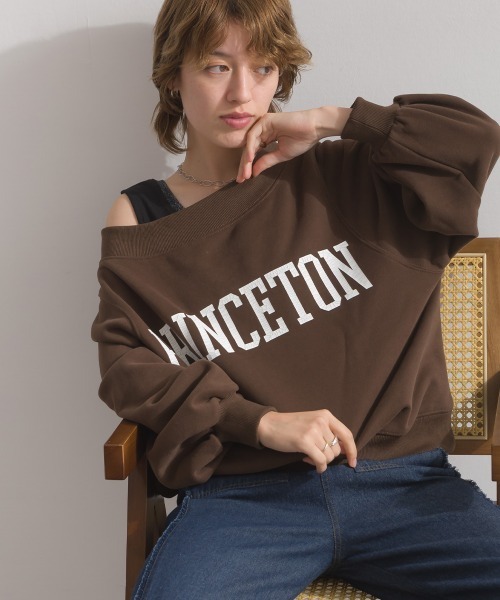 セール】裏起毛 ブラスト加工 オフショル カレッジロゴ スウェット