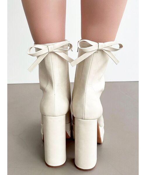 RESEXXY(リゼクシー)の「バックリボン厚底ブーツ(ブーツ・レディース・アイボリー/ブラック・SMALL/MEDIUM/LARGE)」の1枚目の写真