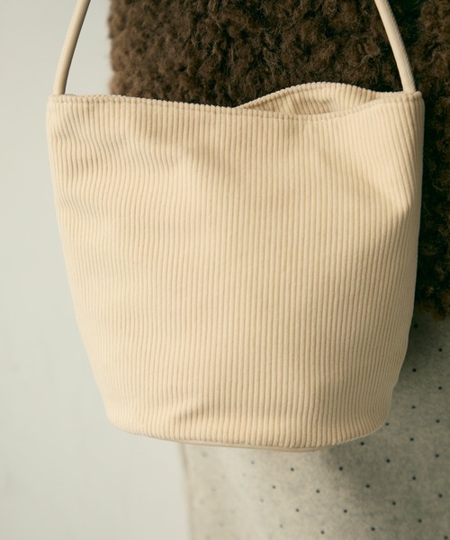 Lunea(ルネア)の「ワンハンドルコーデュロイバッグ(ショルダーバッグ・レディース・アイボリー/ブラック/ブラウン・FREE)」の9枚目の写真