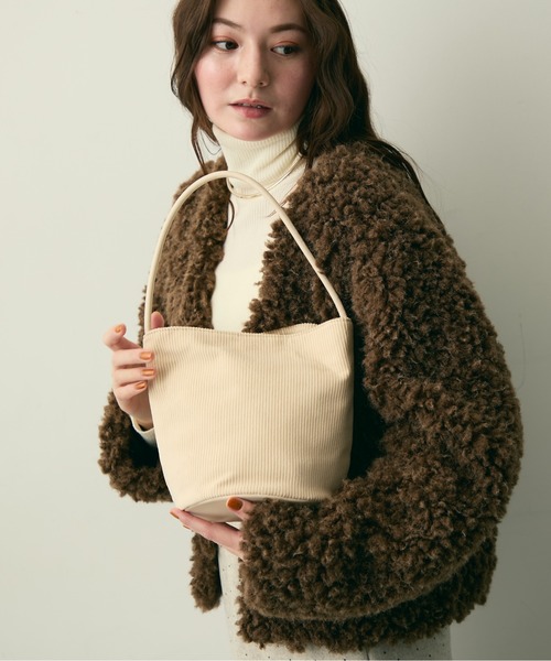 Lunea(ルネア)の「ワンハンドルコーデュロイバッグ(ショルダーバッグ・レディース・アイボリー/ブラック/ブラウン・FREE)」の5枚目の写真