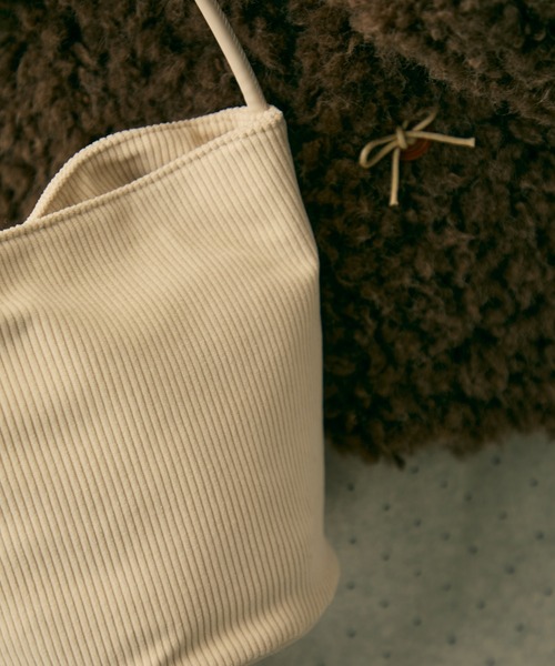 Lunea(ルネア)の「ワンハンドルコーデュロイバッグ(ショルダーバッグ・レディース・アイボリー/ブラック/ブラウン・FREE)」の8枚目の写真