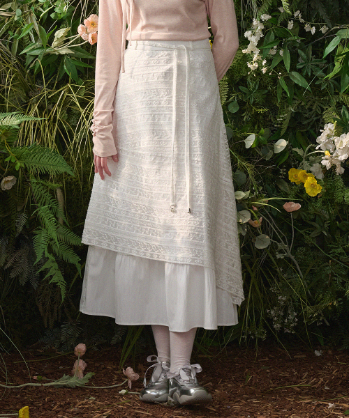 MICANE(ミケーネ)の「エグランティンレースシャーリングロングスカート(スカート・レディース・アイボリー・X-SMALL/SMALL/MEDIUM/LARGE/X-LARGE/XX-LARGE)」の7枚目の写真