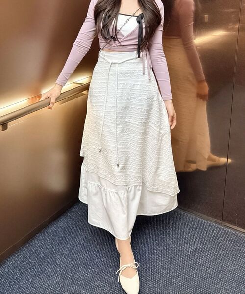 MICANE(ミケーネ)の「エグランティンレースシャーリングロングスカート(スカート・レディース・アイボリー・X-SMALL/SMALL/MEDIUM/LARGE/X-LARGE/XX-LARGE)」の4枚目の写真