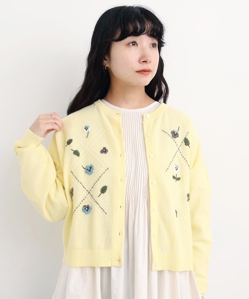 l'atelier du savon(アトリエドサボン)の「パンジーのお花 ハンド刺繍カーディガン(カーディガン/ボレロ・レディース・グレー/グリーン/イエロー・FREE)」の1枚目の写真